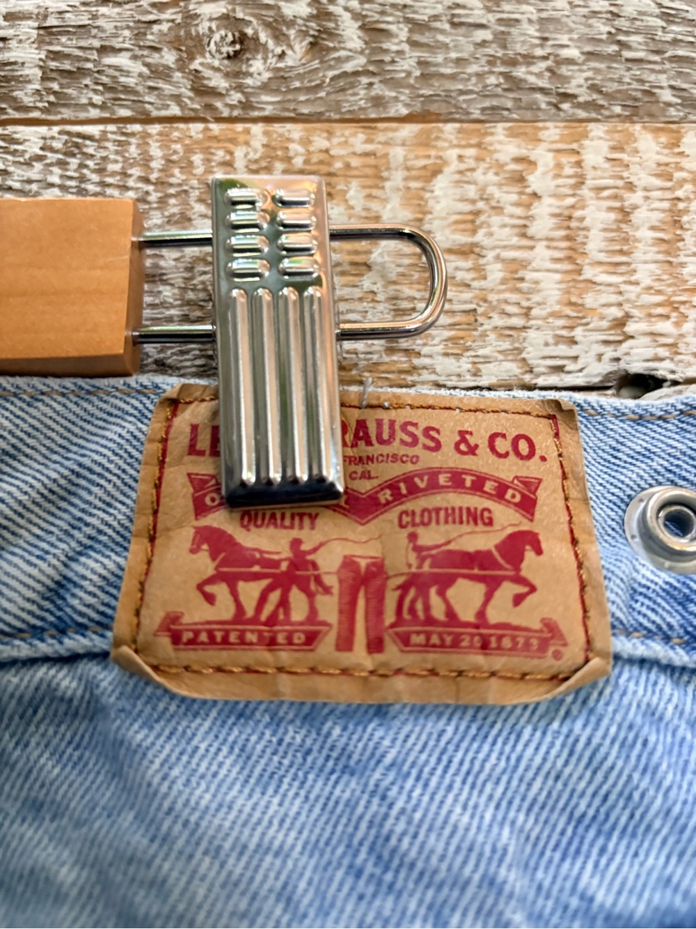 Levi's | Cinch Barrel-Leg Light Wash High-Rise Denim Jeans - Women's 33x31 - Picture 10 of 13